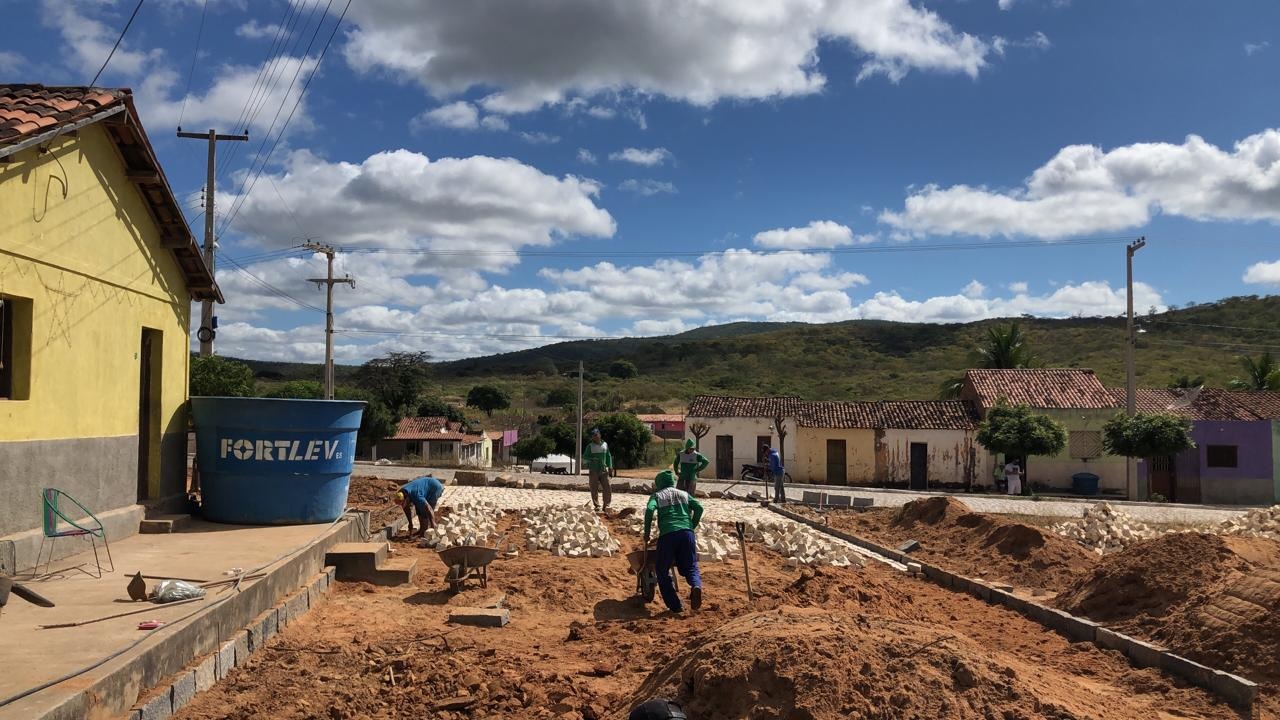 10082020 uirauna obras - UIRAÚNA: Em meio a pandemia Prefeitura está investindo mais de 2 milhões de reais em obras por todo município